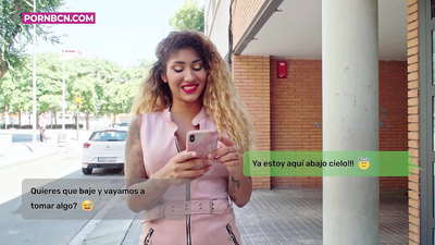 Ontrouwe vrouw die op het punt staat haar jonge minnaar hard te neuken terwijl haar man werkt. Latina met tieten en een dikke kont. Venus Aphrodite.