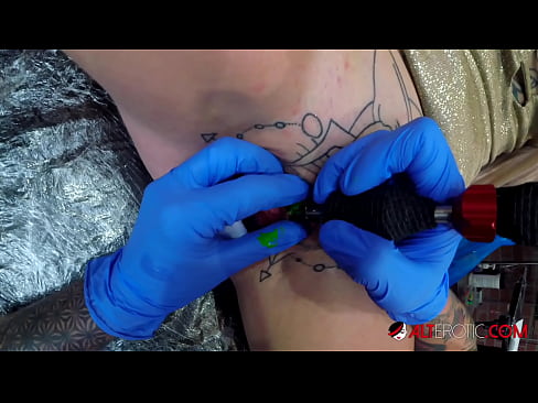 ❤️ Extreem getatoeëerde hottie Sully Savage kreeg een tatoeage op haar clitoris ️❌ Super sex at nl.tube-sexer.ru ️❤